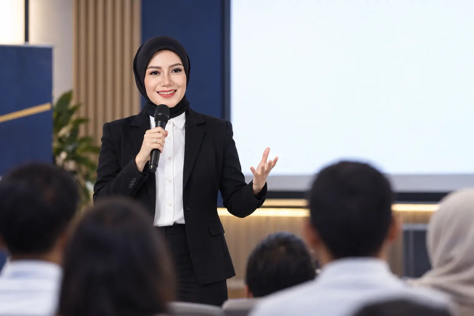 Fanny Naftalena memfasilitasi sesi training di hadapan peserta