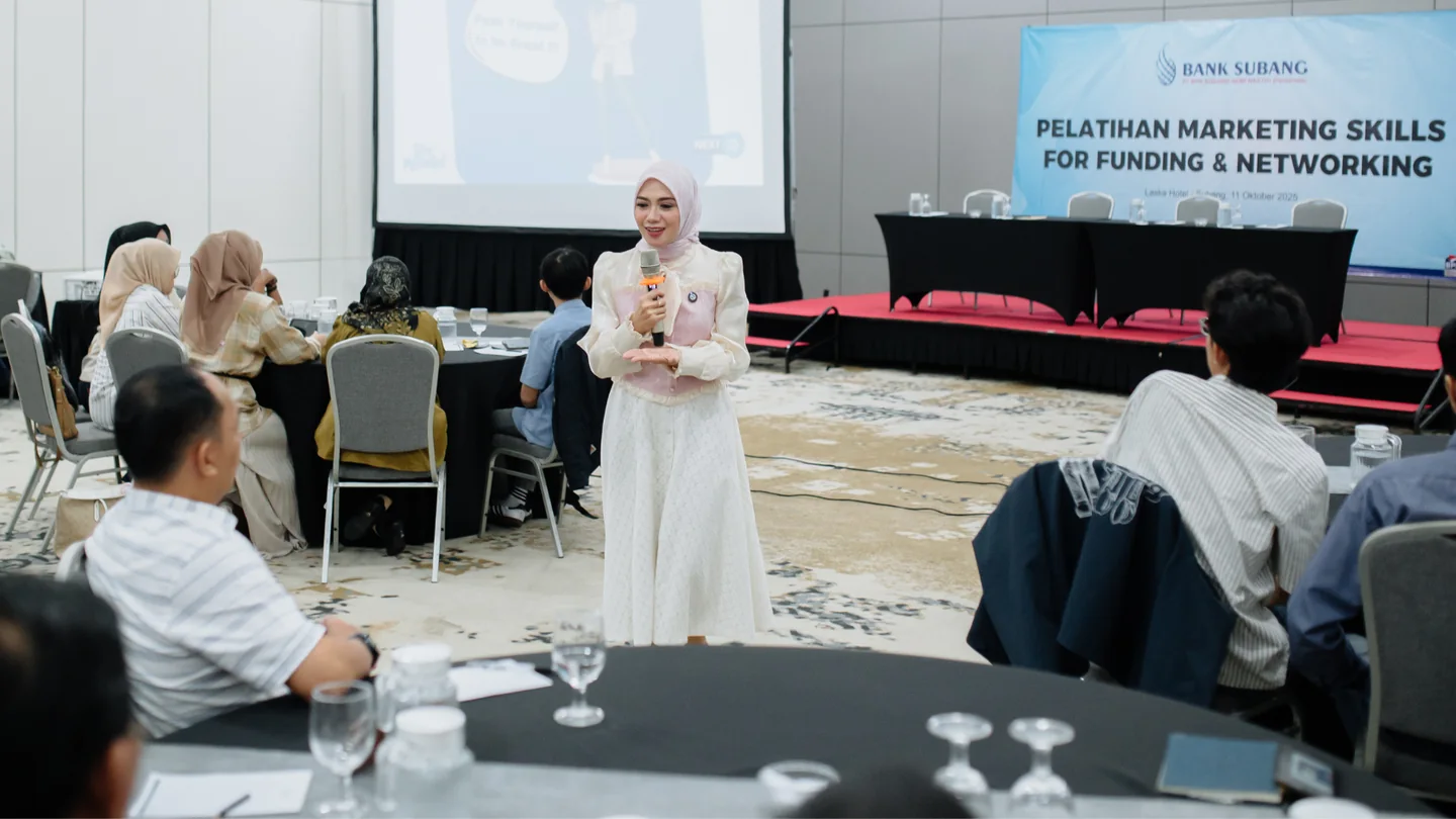 Fanny Naftalena membawakan in-house training Bank Subang di hadapan peserta yang duduk di meja bundar