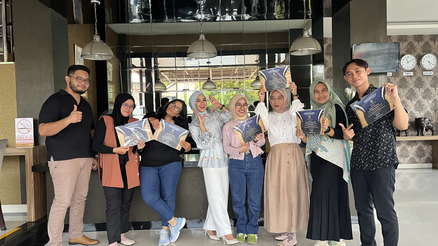 Peserta public class MC Pernikahan Nasional di Hotel Grand Dian Cirebon berfoto bersama memegang sertifikat