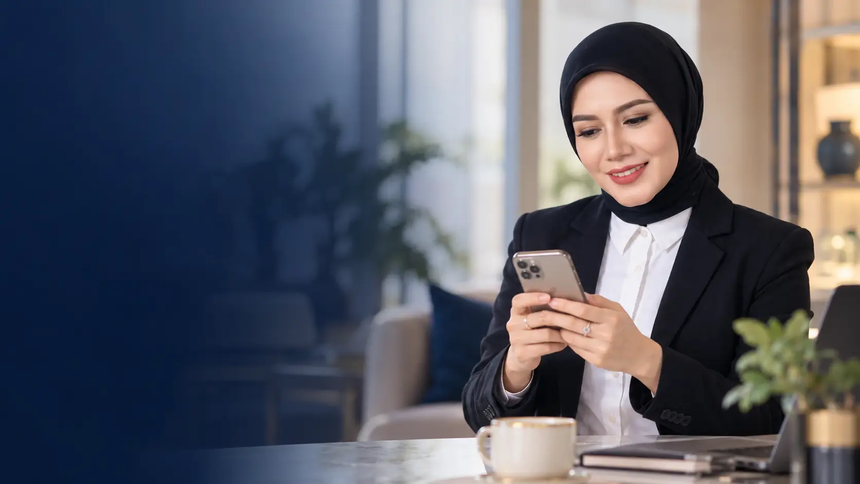 Fanny Naftalena sedang mempersiapkan pekerjaan di ruang kerja