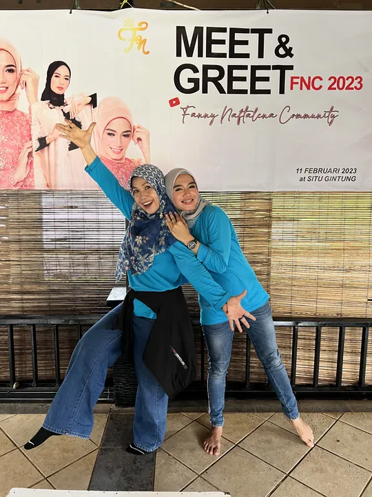 Anggota FNC dan Fanny Naftalena bergaya ceria di Meet & Greet FNC 2023
