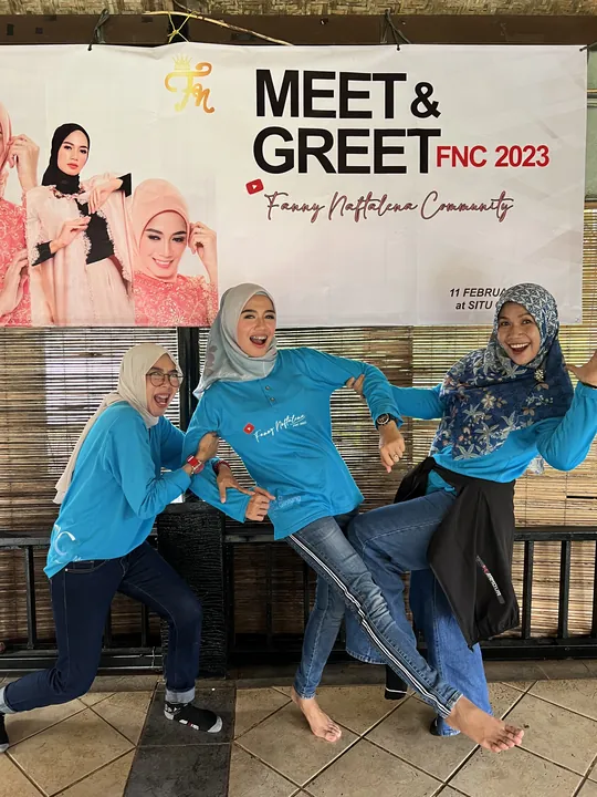 Tiga anggota FNC bergaya tarik-tarikan di Meet & Greet FNC 2023 Situ Gintung