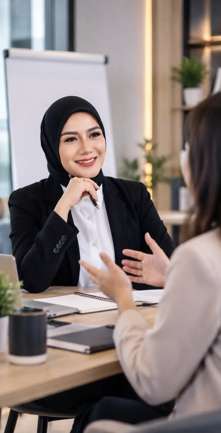 Fanny Naftalena membawakan sesi komunikasi profesional