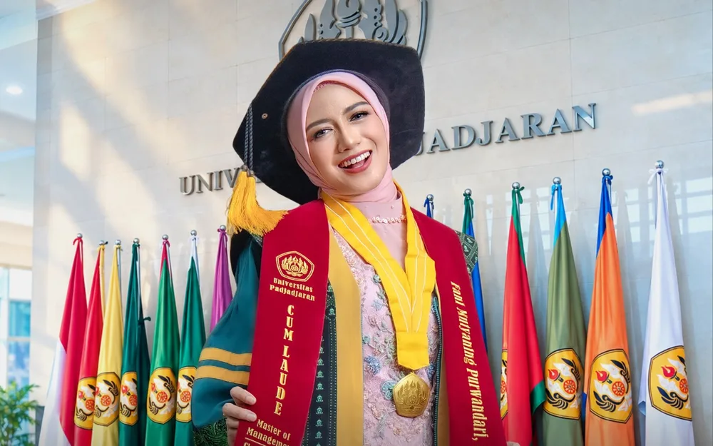 Fanny Naftalena di depan lambang Universitas Padjadjaran saat wisuda Magister Manajemen