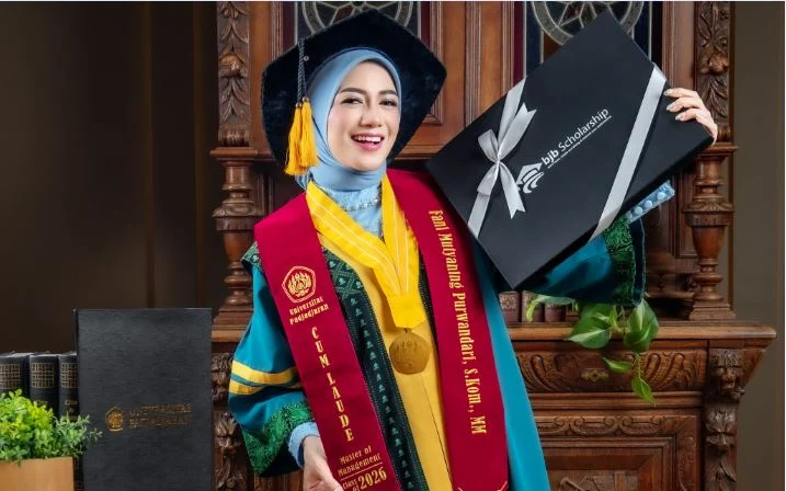 Fanny Naftalena mengenakan toga wisuda Magister Manajemen Universitas Padjadjaran