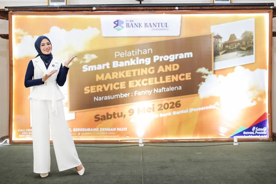 Fanny Naftalena di depan banner pelatihan Smart Banking Program Bank Bantul
