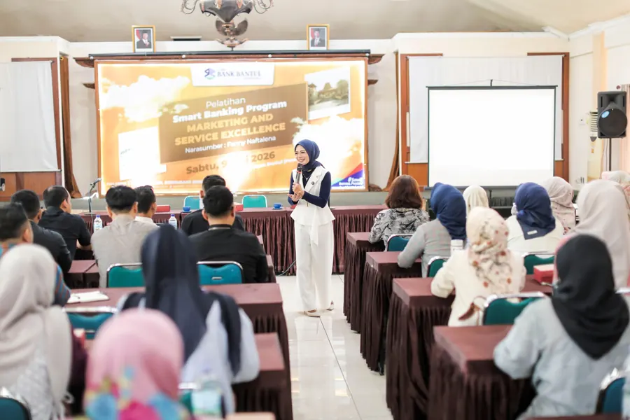 Fanny Naftalena membawakan pelatihan Marketing dan Service Excellence di Aula Bank Bantul
