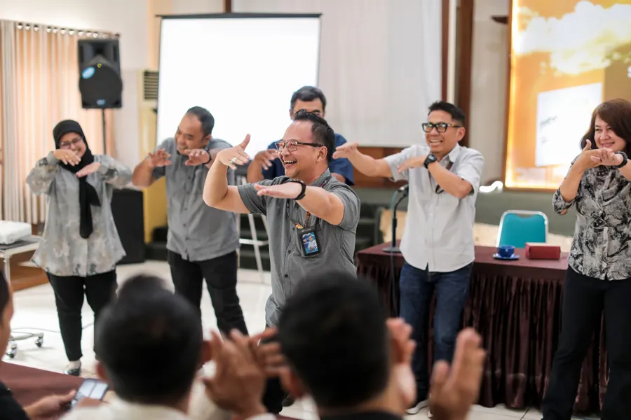Peserta Bank Bantul tertawa dan bergerak bersama saat sesi energizer