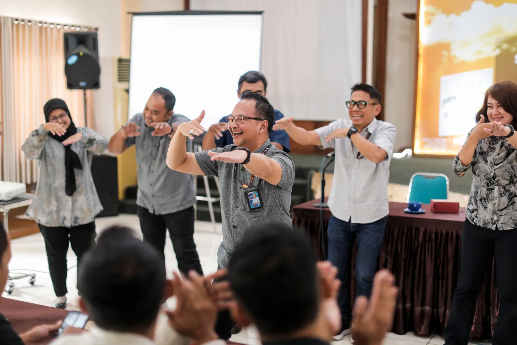 Peserta pelatihan Bank Bantul bergerak dan tertawa bersama dalam sesi energizer Fun Learning