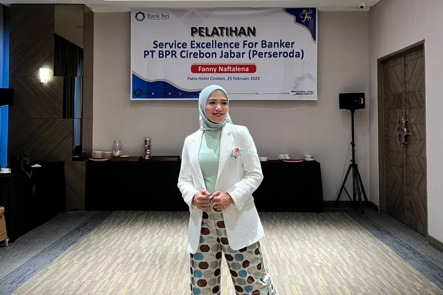 Fanny Naftalena di depan banner pelatihan Service Excellence for Banker PT BPR Cirebon Jabar di Patra Hotel Cirebon