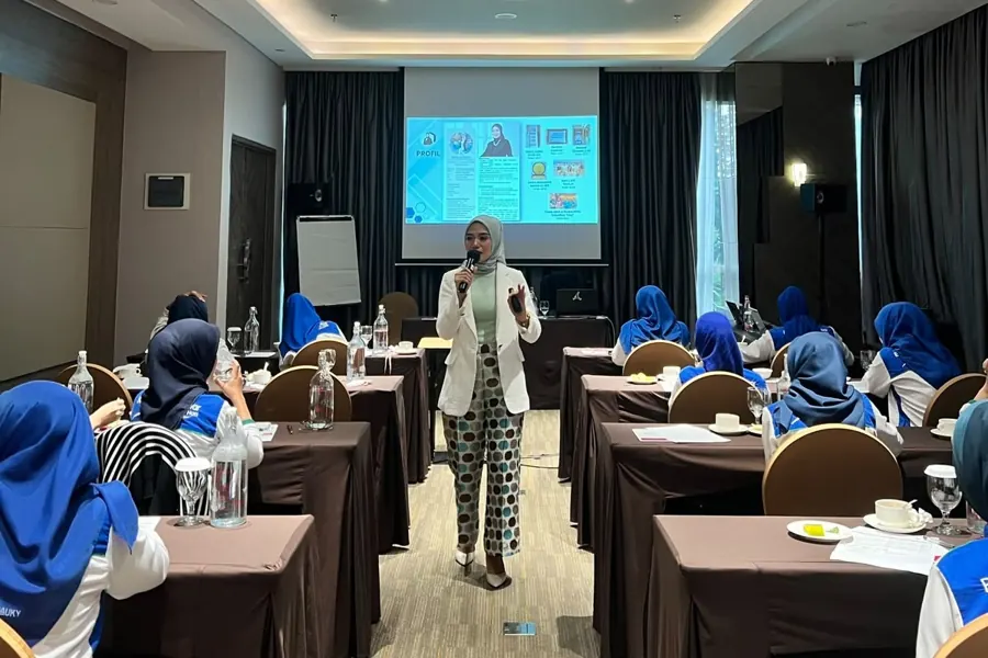 Fanny Naftalena membawakan materi Service Excellence for Banker di depan peserta PT BPR Cirebon Jabar