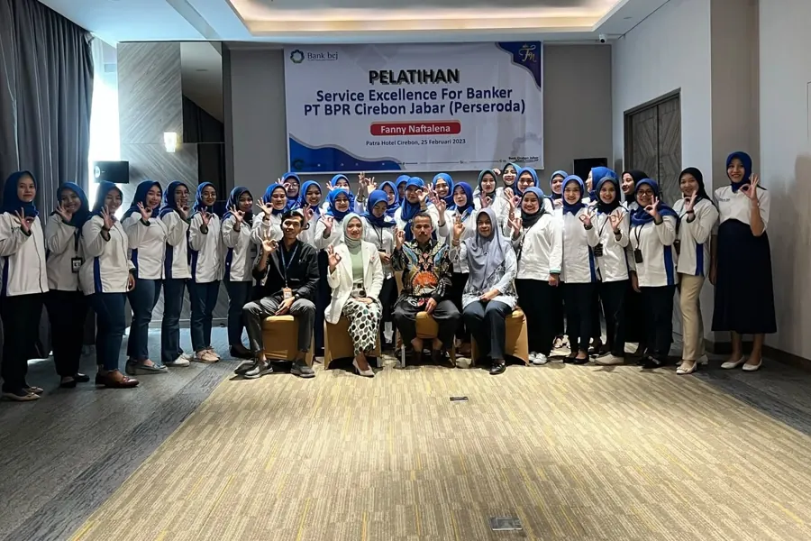Foto bersama Fanny Naftalena dan peserta pelatihan PT BPR Cirebon Jabar