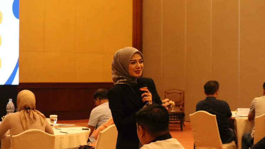 Fanny Naftalena memfasilitasi pelatihan Account Officer KPR dan KKB bank bjb di Hotel Aryaduta Bandung