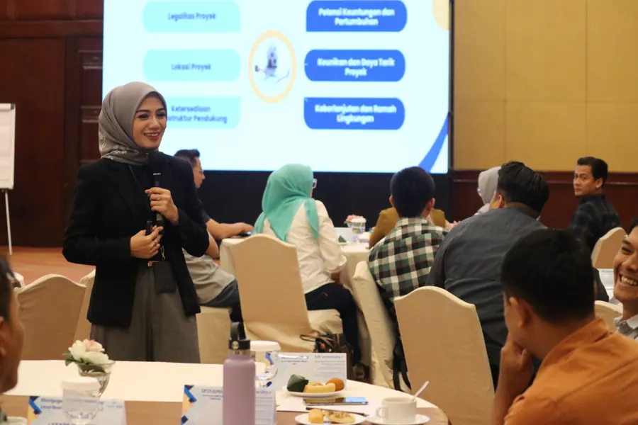 Fanny Naftalena membawakan materi penilaian proyek pada pelatihan Account Officer bank bjb