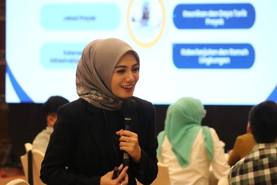 Fanny Naftalena tersenyum saat berinteraksi dengan peserta pelatihan bank bjb