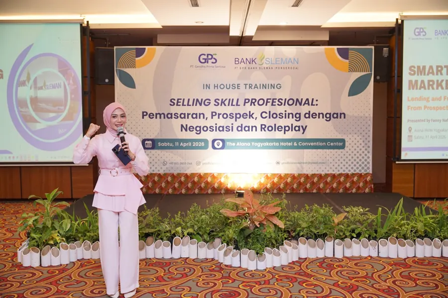 Fanny Naftalena di depan banner In House Training Bank Sleman di The Alana Yogyakarta