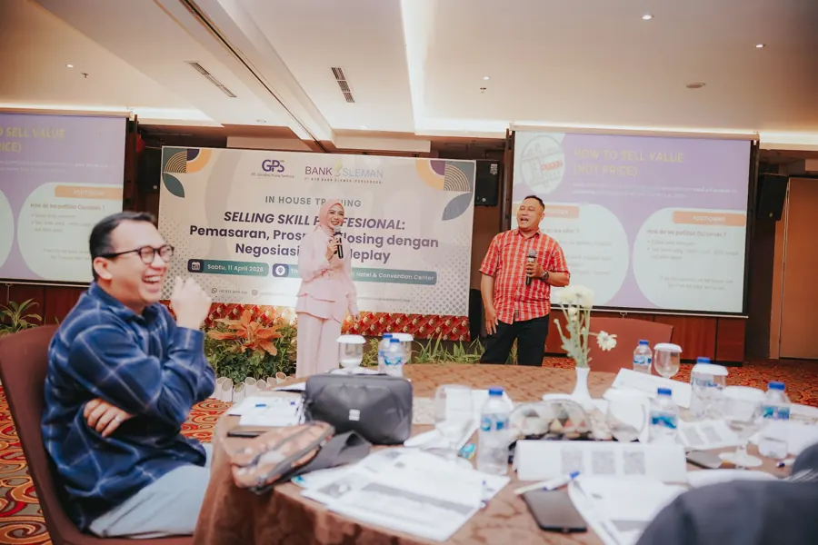 Fanny Naftalena berinteraksi dengan peserta pelatihan Bank Sleman saat sesi roleplay