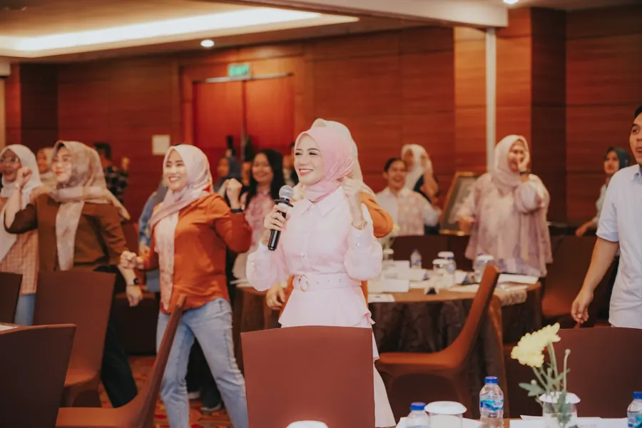 Peserta Bank Sleman bersemangat mengikuti sesi energizer bersama Fanny Naftalena