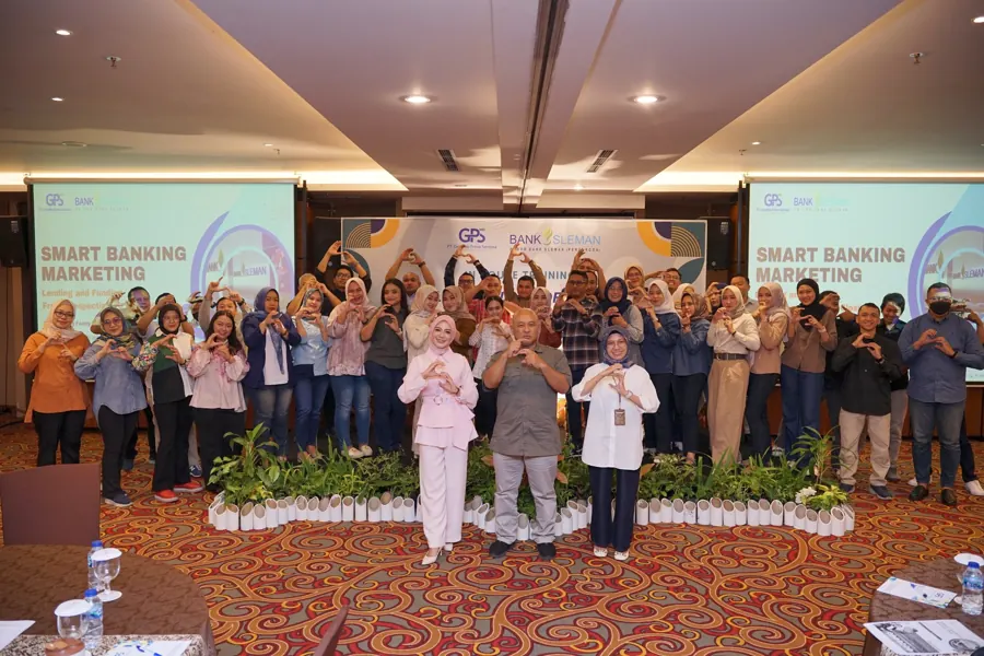Foto bersama Fanny Naftalena dan 50 peserta pelatihan Bank Sleman