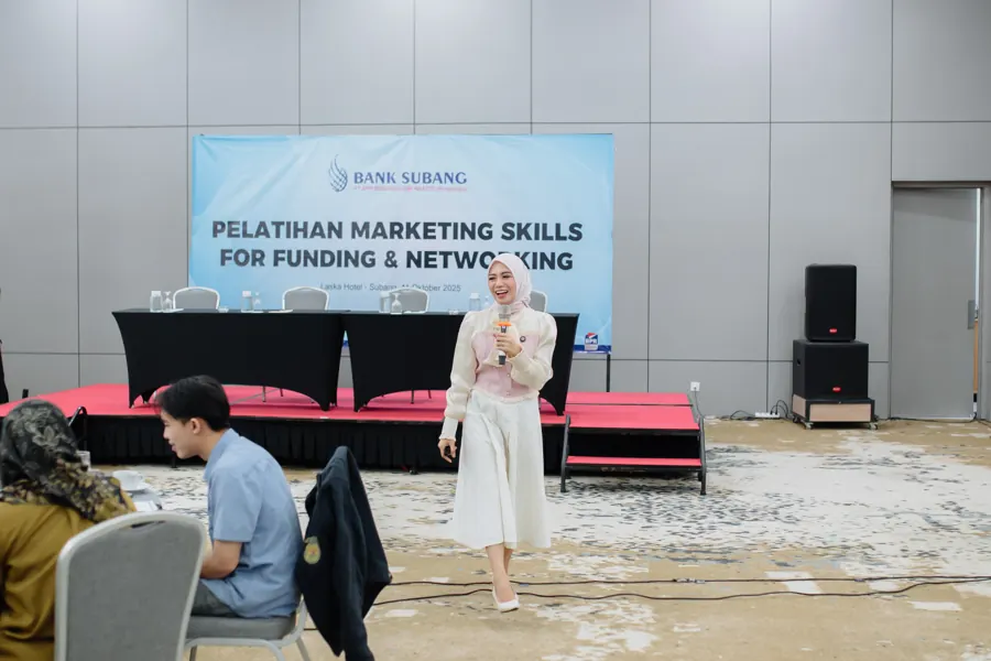 Fanny Naftalena membawakan pelatihan di depan banner Bank Subang, Laska Hotel Subang