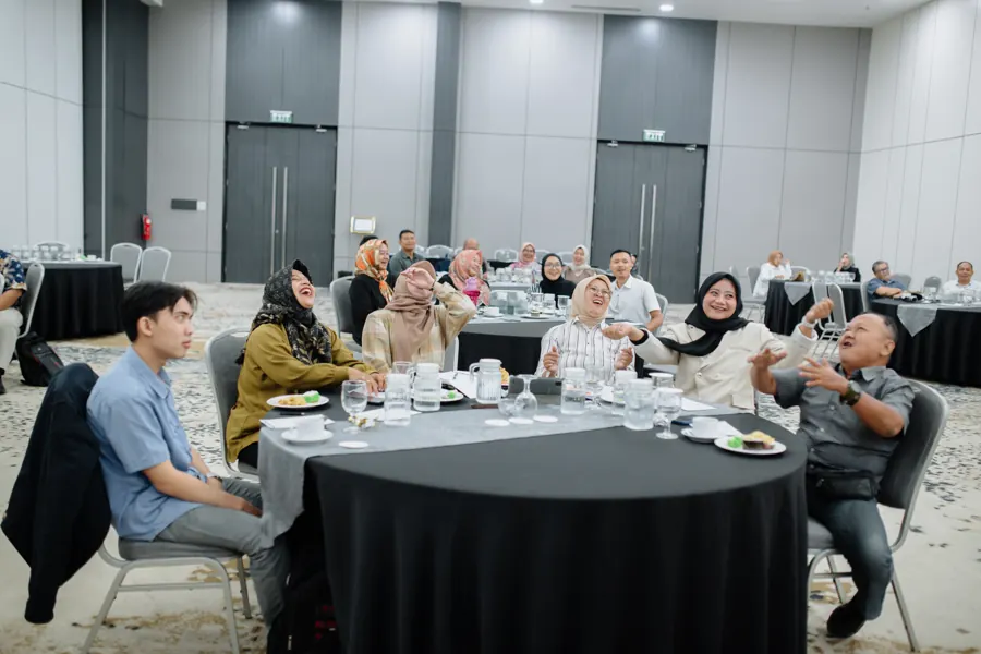 Peserta pelatihan Bank Subang tertawa lepas saat sesi interaktif