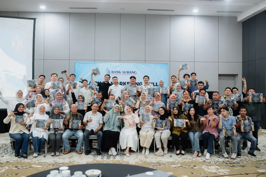 Foto bersama Fanny Naftalena dan 43 peserta pelatihan Bank Subang memegang sertifikat