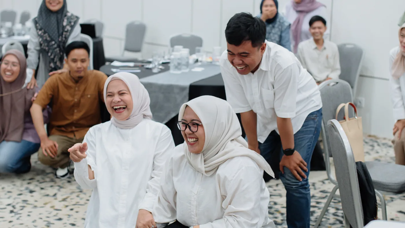 Peserta pelatihan tertawa bersama dalam sesi aktivitas kelompok Fun Learning
