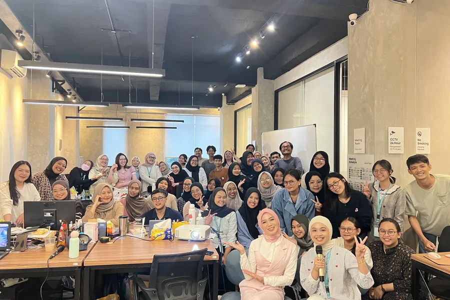 Fanny Naftalena dan peserta pelatihan Grooming Professional Haquhara berfoto bersama di kantor Haquhara Bandung