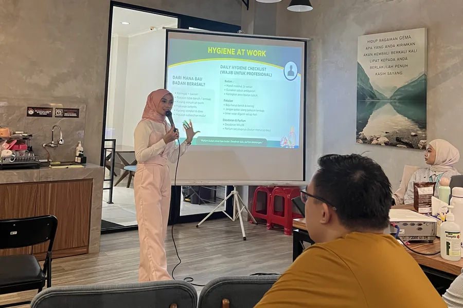 Fanny Naftalena membawakan materi Grooming Professional di depan layar presentasi, kantor Haquhara Bandung