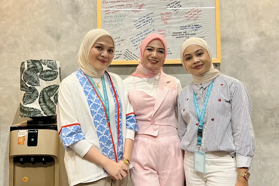 Fanny Naftalena berfoto bersama dua peserta pelatihan Grooming Professional Haquhara
