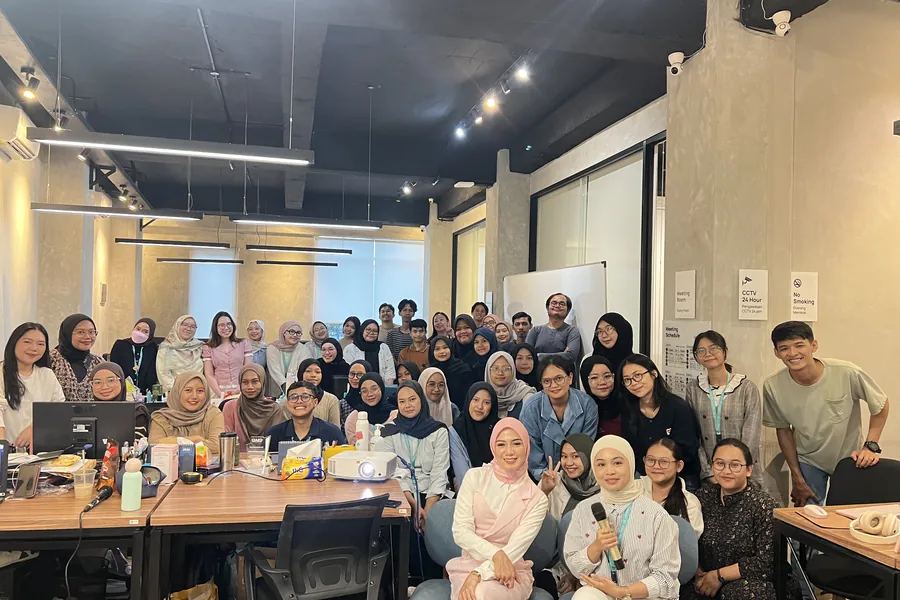 Foto bersama Fanny Naftalena dan 45 karyawan Haquhara Bandung usai pelatihan Grooming Professional