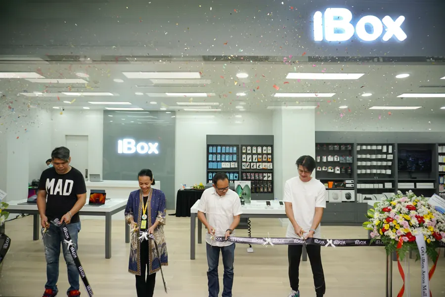 Pemotongan pita pada Grand Opening iBox Store dengan hujan konfeti