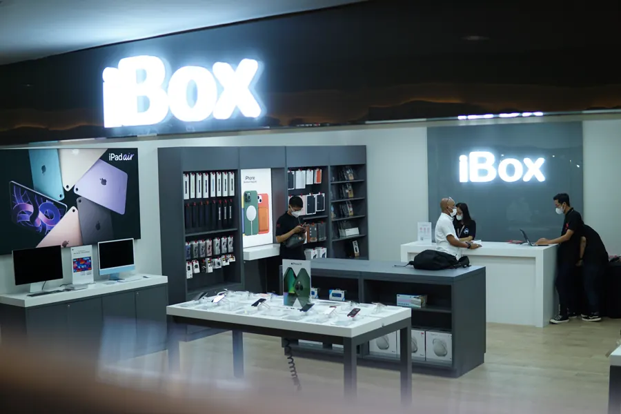 Suasana gerai iBox Store saat Grand Opening