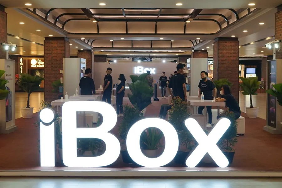 Logo iBox menyala di area Grand Opening iBox Store
