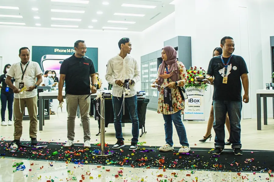 Seremoni pemotongan pita Grand Opening iBox Store di Jember