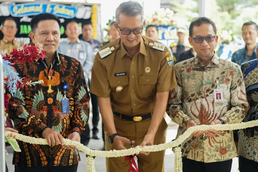 Pemotongan pita peresmian Gedung Jamkrindo Cirebon oleh Wali Kota Cirebon dan jajaran Jamkrindo