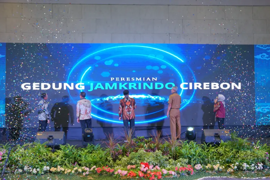 Momen peresmian Gedung Jamkrindo Cirebon dengan hujan konfeti di Swissbell Hotel Cirebon