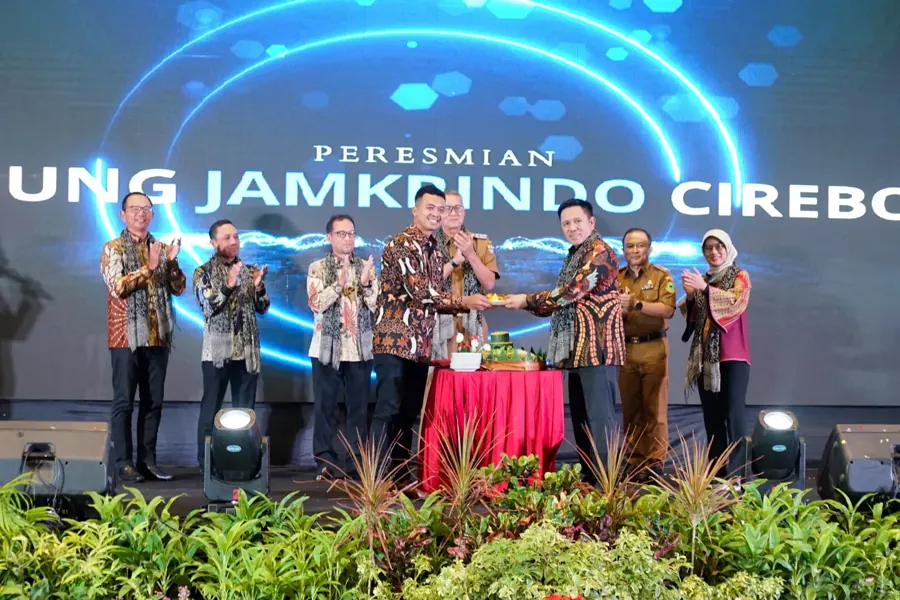 Penyerahan tumpeng pada peresmian Gedung Jamkrindo Cirebon