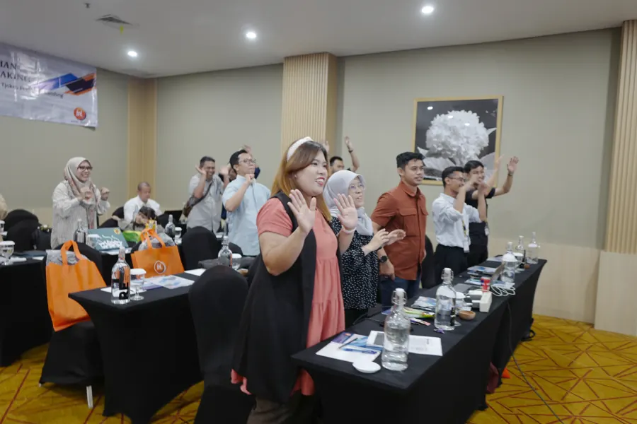 Peserta Kementerian Kebudayaan RI berdiri dan mengikuti sesi energizer