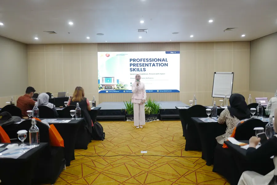 Fanny Naftalena berdiri di depan layar presentasi pada pelatihan Kementerian Kebudayaan RI