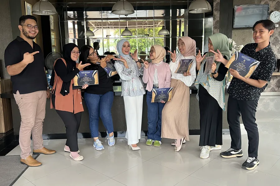 Peserta public class MC Pernikahan Nasional berpose bersama dengan sertifikat di Hotel Grand Dian Cirebon