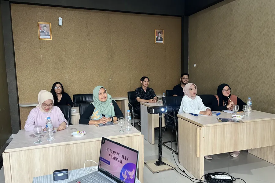 Suasana kelas public class MC Pernikahan Nasional dengan layar presentasi di Hotel Grand Dian Cirebon