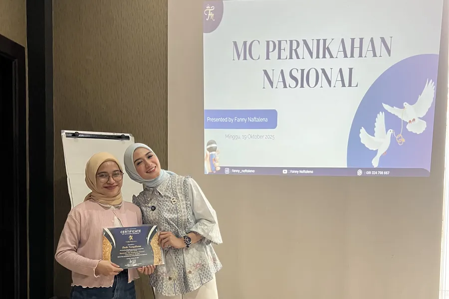Fanny Naftalena bersama peserta yang memegang sertifikat di depan slide MC Pernikahan Nasional