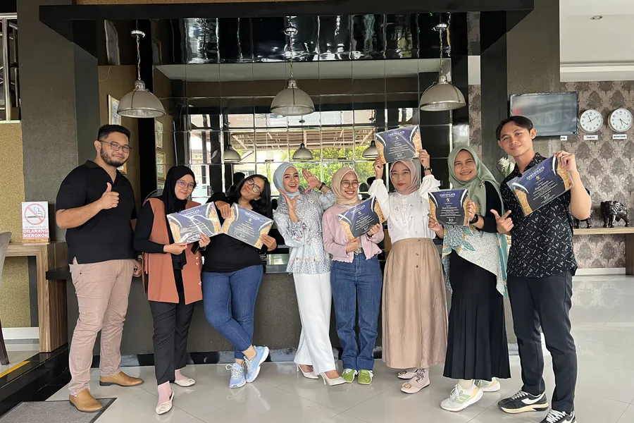 Foto bersama Fanny Naftalena dan peserta public class MC Pernikahan Nasional memegang sertifikat
