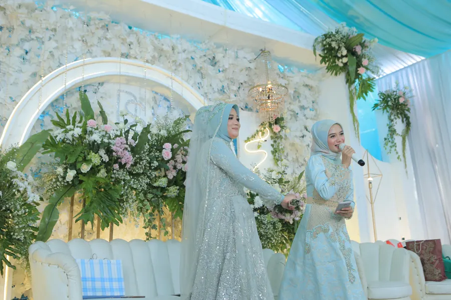 Fanny Naftalena memandu acara resepsi pernikahan bersama mempelai