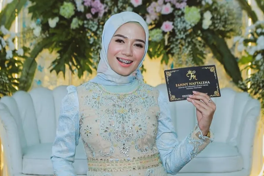 Fanny Naftalena sebagai Master of Ceremony pernikahan dengan kartu nama