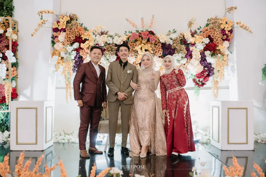 Fanny Naftalena bersama mempelai di pelaminan