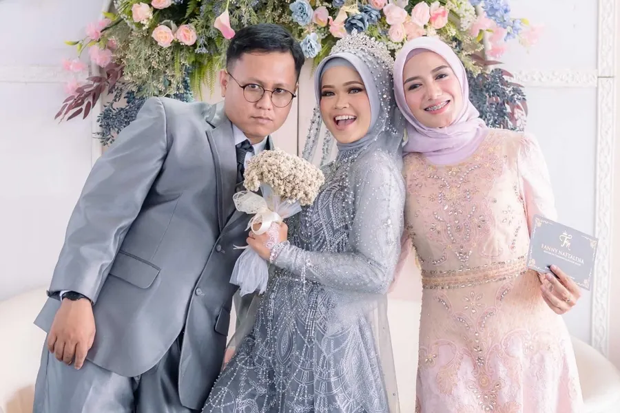 Fanny Naftalena berpose bersama mempelai pada resepsi pernikahan