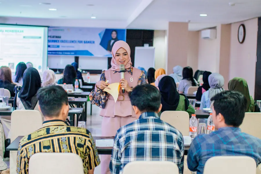 Fanny Naftalena membawakan pelatihan Service Excellence for Banker Perbarindo Komisariat Cirebon di Grage Hotel Cirebon