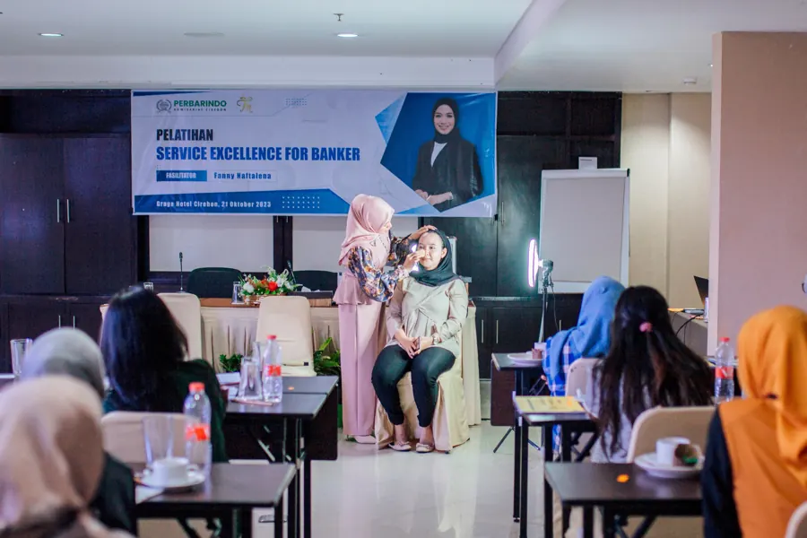 Fanny Naftalena mendemonstrasikan penampilan profesional kepada peserta pelatihan Perbarindo Komisariat Cirebon